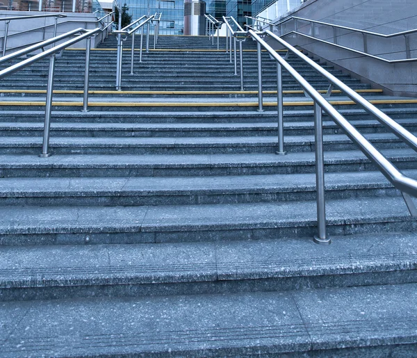 Современная лестница рядом с офисным центром — стоковое фото
