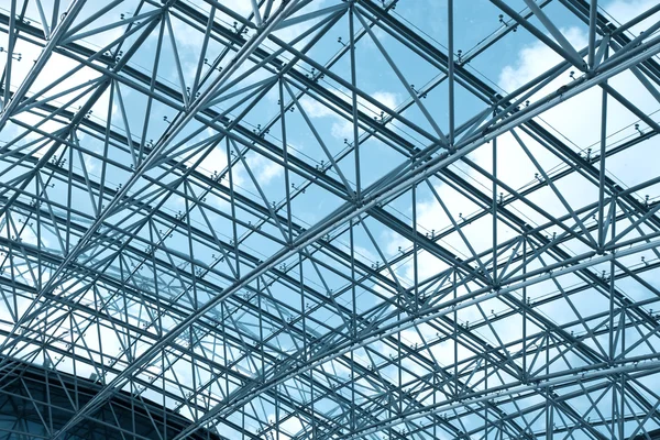Современный потолок внутри аэропорта — стоковое фото