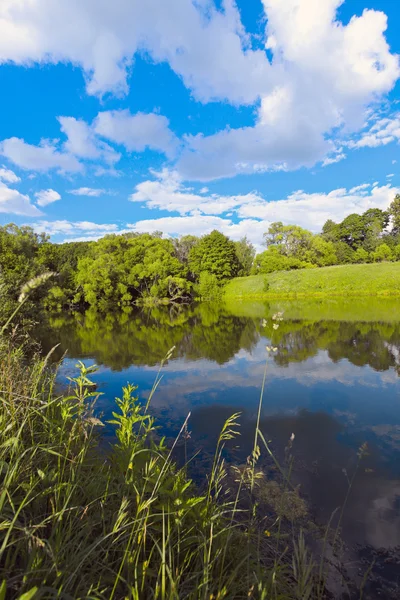 美しい農村湖の美しいシーン — ストック写真