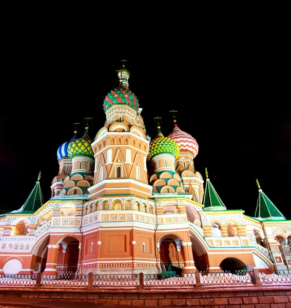 聖ワシリイ大聖堂の夜、赤の広場、モスクワ、ロシアで — ストック写真