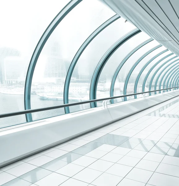 Станция метро, коридор из голубого стекла — стоковое фото
