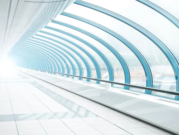 Интерьер аэропорта, синий прозрачный коридор — стоковое фото