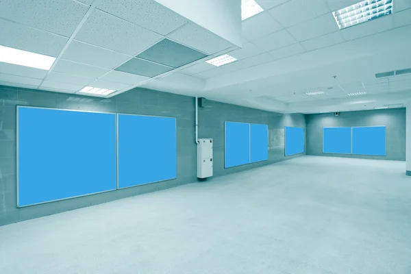 Современный зал с голубыми плакатами — стоковое фото