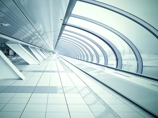 Szeroki kąt widzenia ciemnego tunelu stali w nowoczesne Lotnisko chodnik — Zdjęcie stockowe