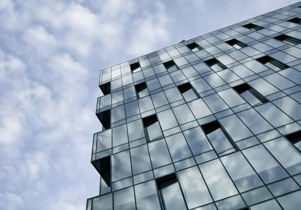 Стеклянная поверхность современного угла бизнес-здания — стоковое фото