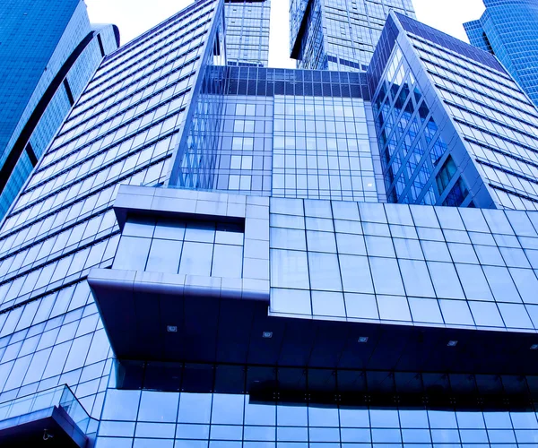 Licht blauw textuur van glas high-rise gebouw — Stockfoto