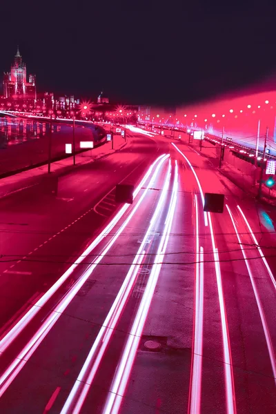 Nacht-Rot-Bewegung auf städtischen Straßen — Stockfoto