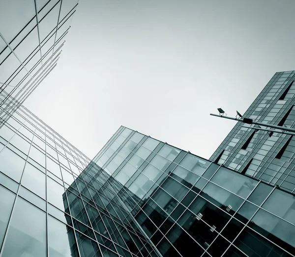 Edificio aziendale a grattacielo in vetro blu — Foto Stock