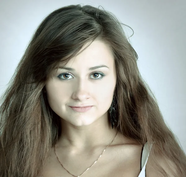Эмоциональный портрет милой молодой девушки с красивыми каштановыми волосами — стоковое фото