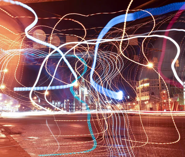Gece caddeleri üzerinde renkli kurdeleler — Stok fotoğraf