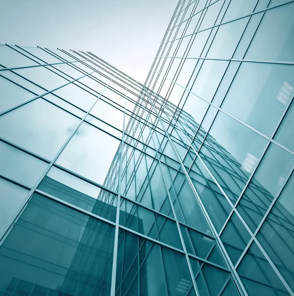 Высотное корпоративное здание из бирюзового стекла — стоковое фото