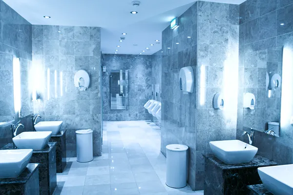 Moderna interiören på offentlig toalett — Stockfoto
