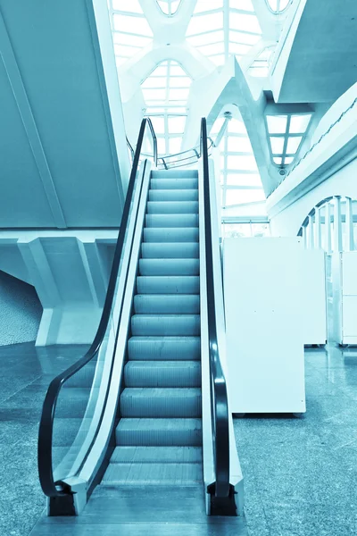Быстрый движущийся эскалатор внутри торгового центра — стоковое фото