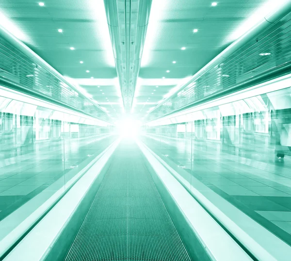 Escalera mecánica futurista dentro del aeropuerto contemporáneo —  Fotos de Stock
