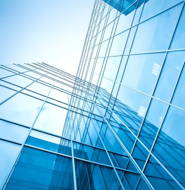 Mavi cam yüksek katlı kurumsal yapı