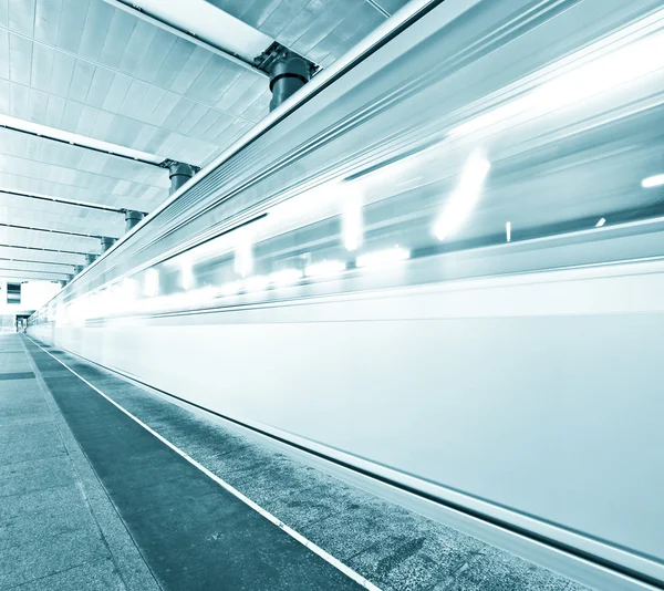 Tren hareket ile mavi metro platformu — Stok fotoğraf