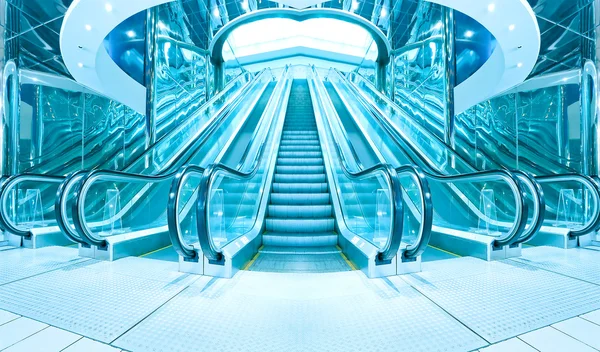 Salón de negocios con escaleras mecánicas de desaparición azul — Foto de Stock