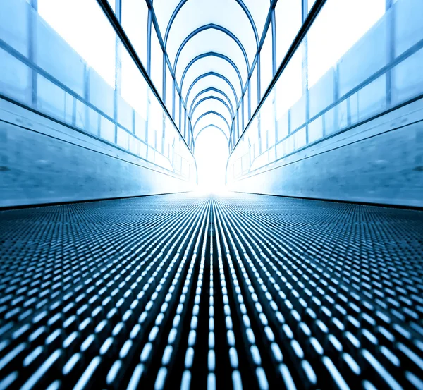 Textura azul da escada rolante contemporânea no centro de negócios — Fotografia de Stock