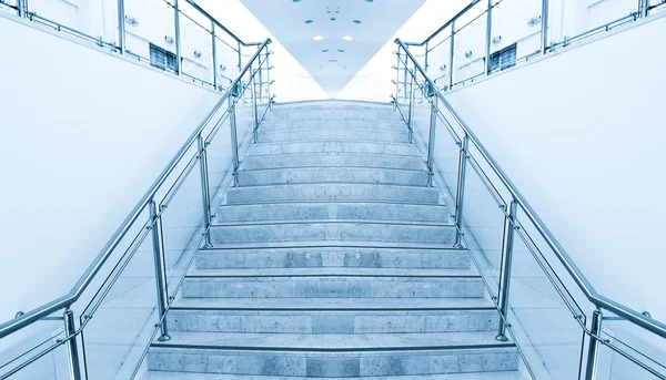 Escadaria moderna no centro de escritórios — Fotografia de Stock