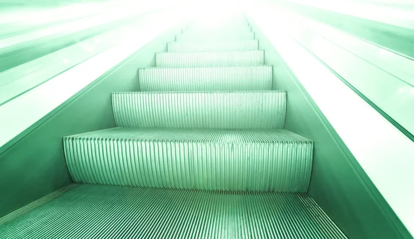 Zelené kroky eskalátor v obchodním centru — Stock fotografie