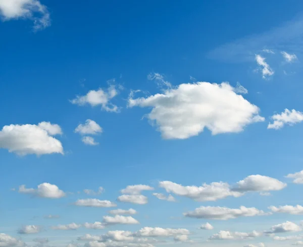 Αραιά σύννεφα στον ουρανό μπλε — Φωτογραφία Αρχείου
