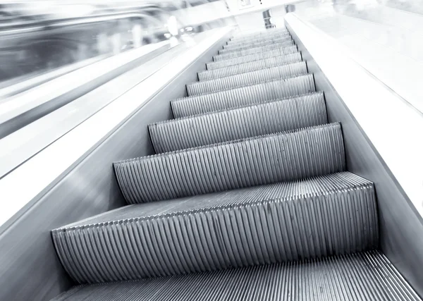 Passe de negócios com escada rolante no salão de negócios — Fotografia de Stock