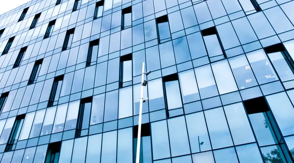 高層ビルの青いガラスの壁 — ストック写真