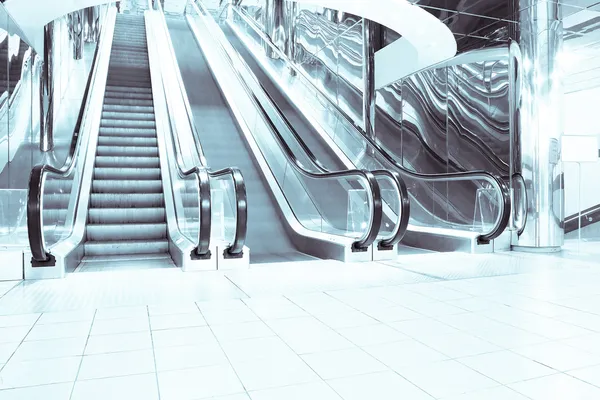 Moderní pohybující eskalátoru schodiště uvnitř obchodní modrý sál — Stock fotografie