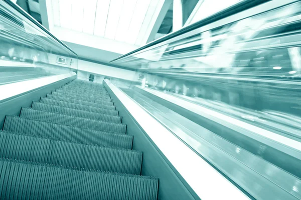蓝色现代自动扶梯在商务中心 — 图库照片