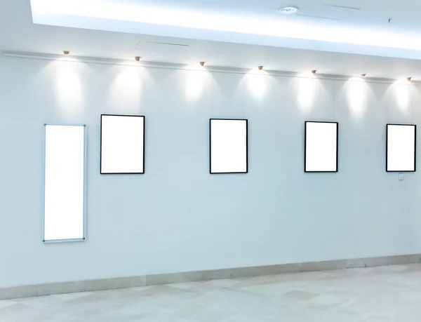 Современный зал с пустыми плакатами — стоковое фото
