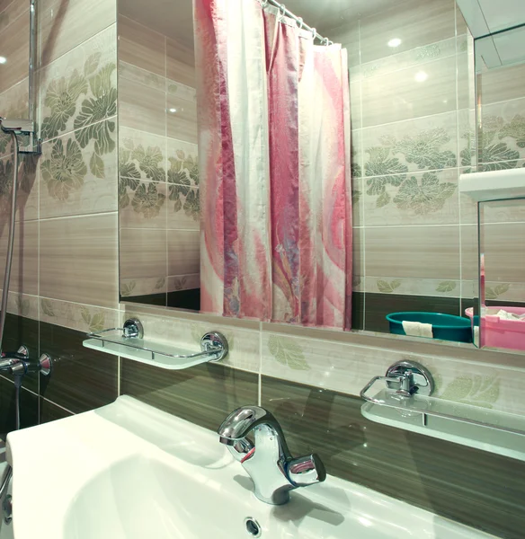 Zielone wnętrze luksusowa łazienka — Zdjęcie stockowe
