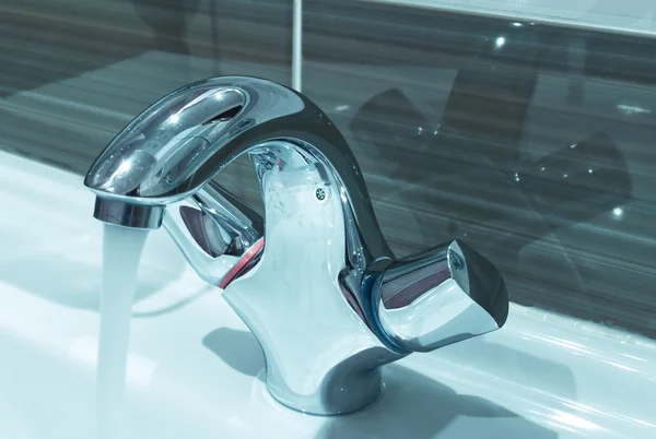 Paslanmaz çelik modern musluk içinde güzel banyo — Stok fotoğraf
