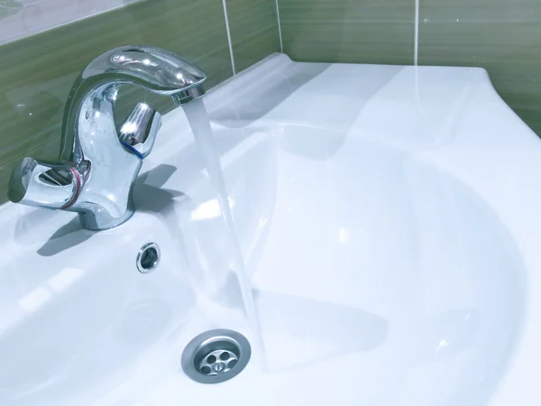 Paslanmaz çelik modern musluk içinde güzel banyo — Stok fotoğraf