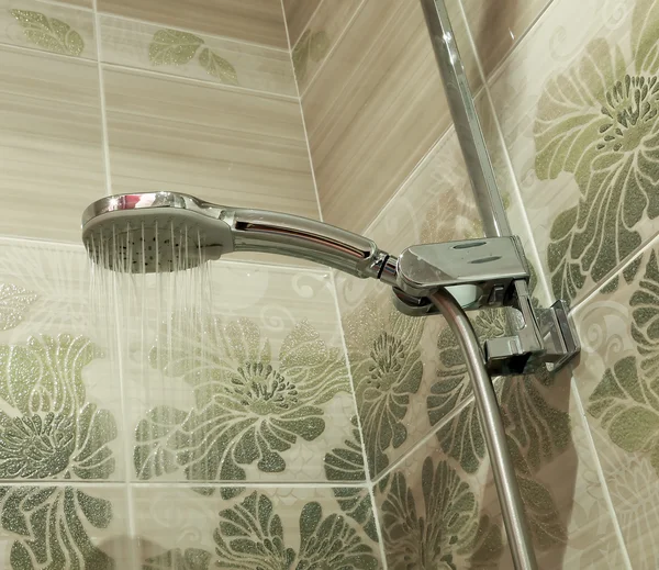Wody prysznic w łazience — Zdjęcie stockowe
