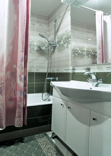 Green interior of luxury bathroom — Stock Photo, Image