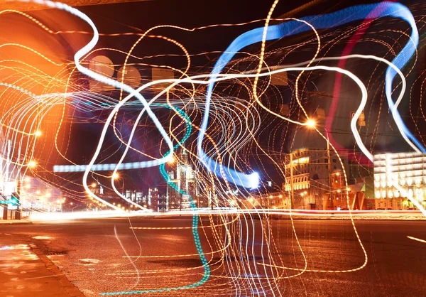 Gece caddeleri üzerinde renkli kurdeleler — Stok fotoğraf