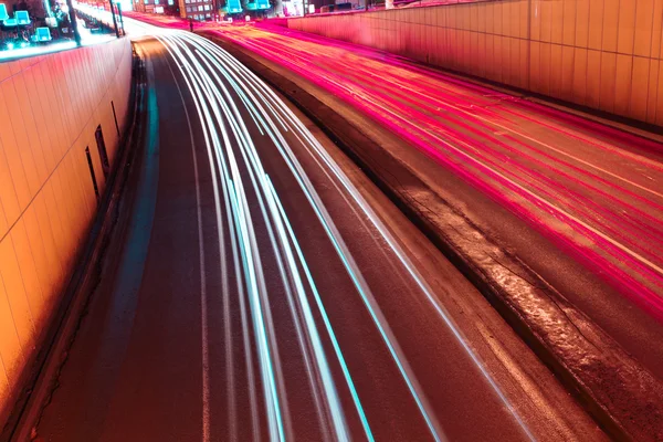 Red linten over nacht straten — Stockfoto