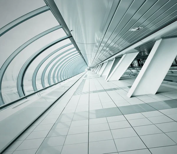 Amplio pasillo espacioso en la pasarela del aeropuerto contemporáneo —  Fotos de Stock