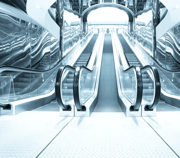 Salão de negócios com escadas rolantes azuis desaparecidas — Fotografia de Stock