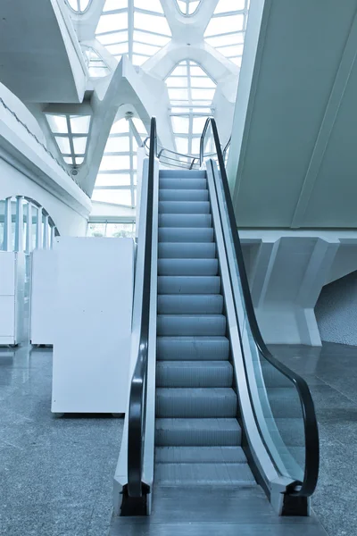 Fast moving escalator inside shopping mall — Stock Photo, Image