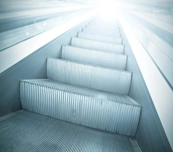 Passos de escada rolante no centro de negócios — Fotografia de Stock