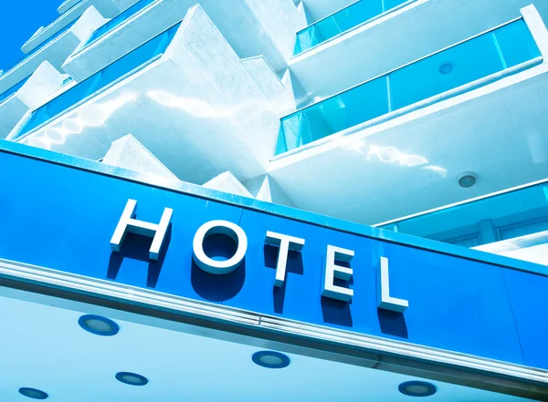 Знак готелю над світло-блакитним сучасним фасадом — стокове фото