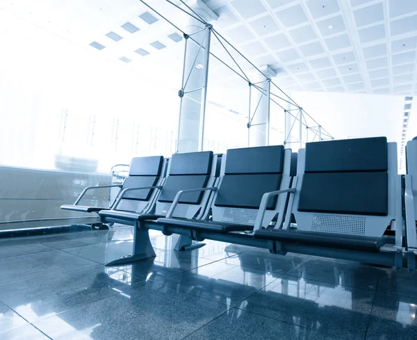 Moderní modrý salonek se sedadly na letišti — Stock fotografie