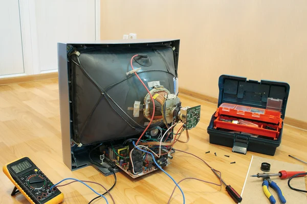 Renovatie van de oude tv. — Stockfoto