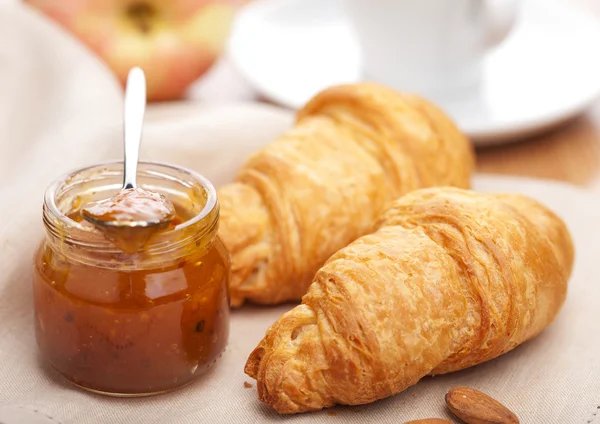 Croissant mit Marmelade zum Frühstück — Stockfoto