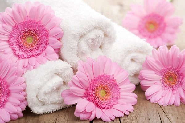Towels and flowers for spa — Stok fotoğraf