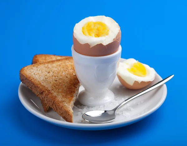 Gekookt ei in egg cup — Stockfoto