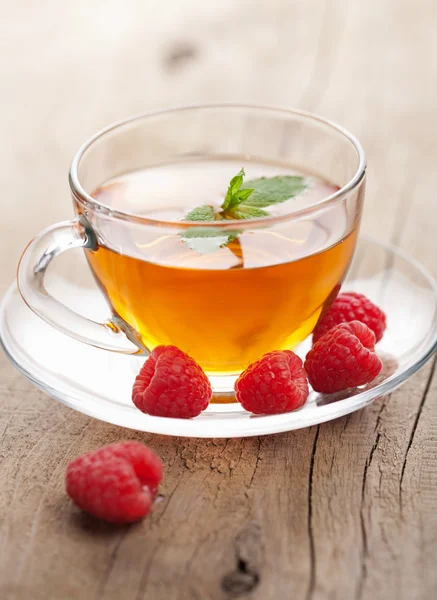 Чай с мятой и ягодами — стоковое фото