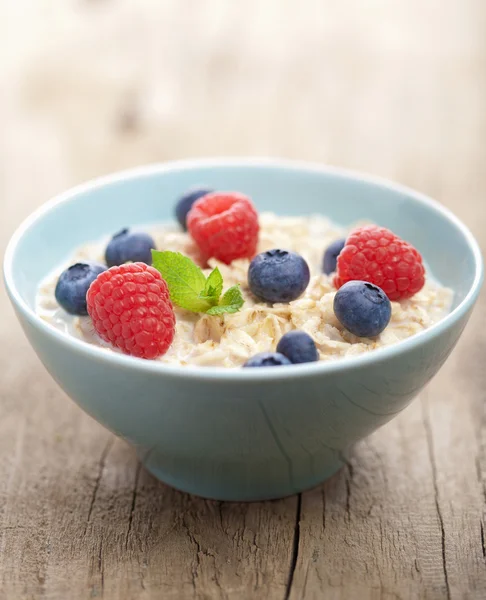 Porridge con bacche fresche — Foto Stock