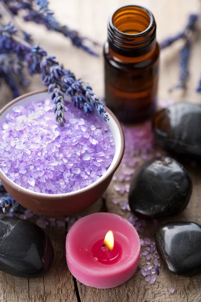 Växtbaserade salt lavendel och spa stenar — Stockfoto